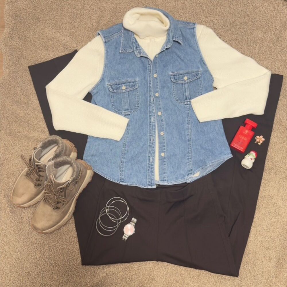 Y2K Light Wash Denim Sleeveless Button Up American Eagle Top